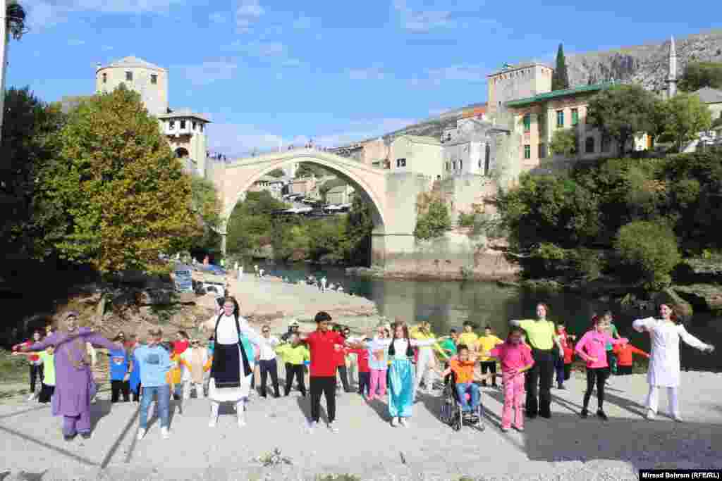 Ples prijateljstva na platou ispod Starog mosta u Mostaru okupio je đake iz jedne škole na bosanskom i jedne škole na hrvatskom jeziku iz Mostara. &nbsp;