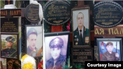 Могилы предположительно убитых в Украине военных в Ейске, коллаж