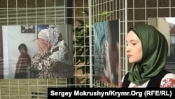 Как передает корреспондент «Крым.Реалии», на выставке представлены порядка двух десятков фоторабот, посвященных жизни крымских татар в условиях репрессий