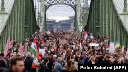 Câteva mii de oameni s-au alăturat duminică unui protest al profesorilor și studenților față de politica Guvernului Orbán în domeniul educației și pentru condiții de muncă mai bune, 23 octombrie 2022, Budapesta, Ungaria.