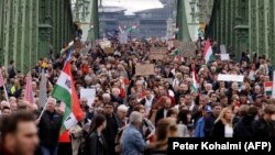 "Не можем да свързваме двата края". Защо протестират унгарците