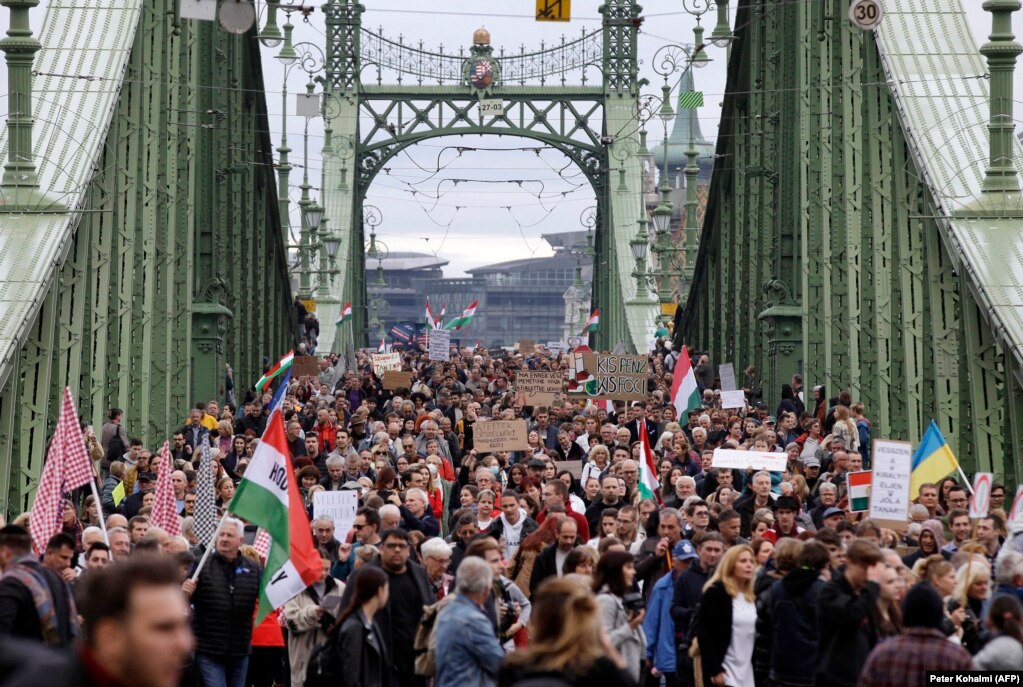 Protestuesit ecin nëpër Urën e Lirisë së Budapestit, më 23 tetor. Kjo ishte një nga protestat më të mëdha me të cilat është përballur qeveria e Viktor Orbanit. Protestuesit u mblodhën për një sërë çështjesh, duke përfshirë pagat për mësuesit dhe situatën e rëndë ekonomike në Hungari.