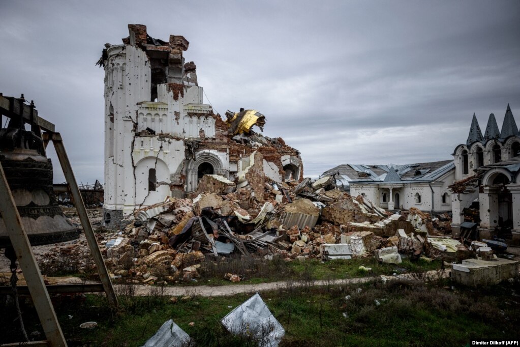 Ky imazh nga fshati Doljna në rajonin lindor të Donjeckut  të Ukrainës më 2 nëntor, tregon rrënojat e manastirit të shekullit XIX në zemër të Sketës së Shën Heorhiyt.