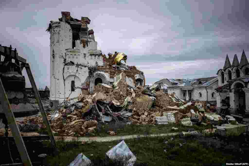 Ova fotografija načinjena u selu Dolina na istoku ukrajinske regije Donjeck 2. novembra, prikazuje ruševine manastira iz 19. vijeka&nbsp;Svjatohirske lavre, poznatog i kao&nbsp;Pećinski manastir Svjatohirsk.