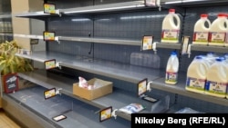 Пустые полки молочного отдела одного из супермаркетов в Севастополе. Фотография сделана после взрывов на Керченском мосту 10 октября