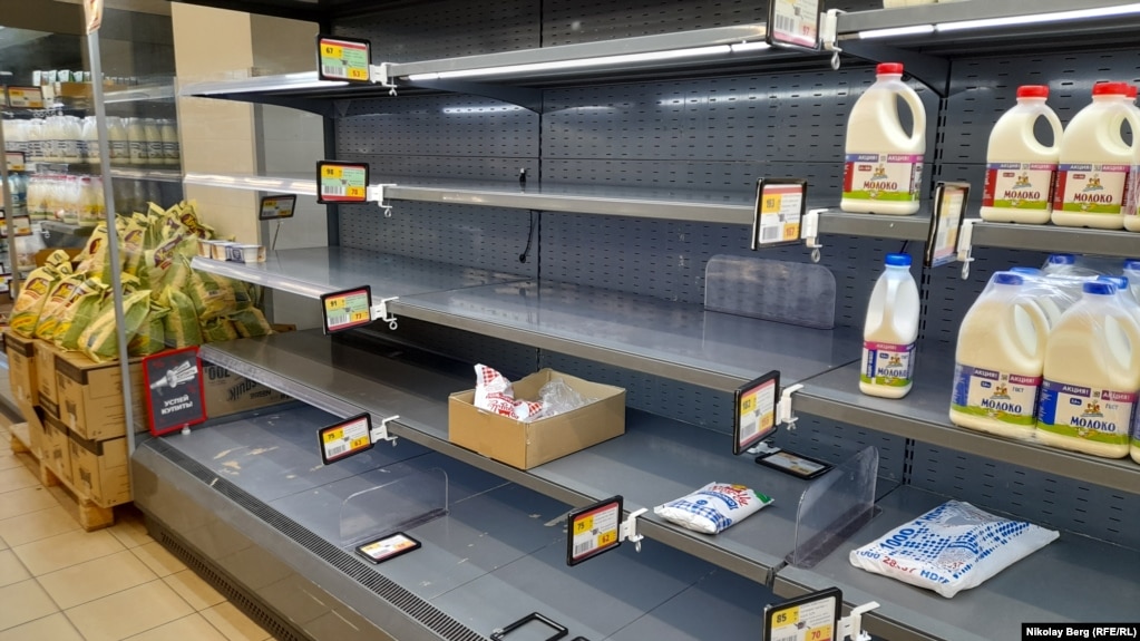  Пустые полки молочного отдела одного из супермаркетов в Севастополе