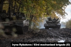 უკრაინის შეიარაღებული ძალების T-64 ტანკები ტალახიან გზაზე ბახმუტთან, 2022 წლის ნოემბერი