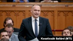 Sas Zoltán, a Jobbik képviselője napirend előtt szólal fel az Országgyűlés plenáris ülésén 2022. május 17-én