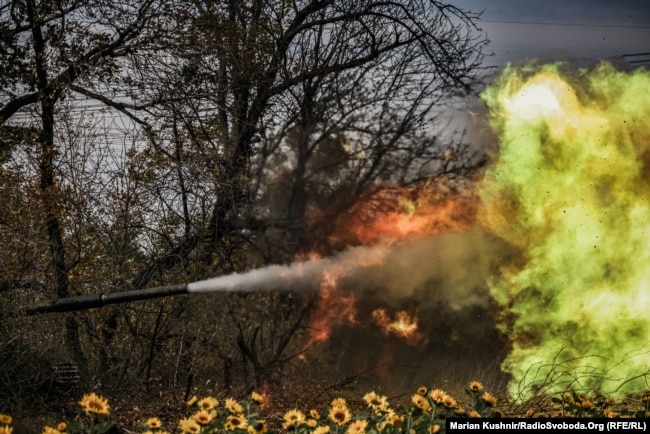 Український танк веде вогонь по позиціях росйських військ. Донеччина