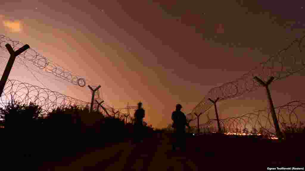 Macedón katonák járőröznek az Észak-Macedónia és Görögország közötti határon lévő szögesdrót kerítésnél, 2019 júliusában.
