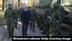 Ministar odbrane Miloš Vučević tokom obilaska pripadnika Vojske Srbije u garnizonu Raška u blizini granice sa Kosovom, 1. novembar 2022.
