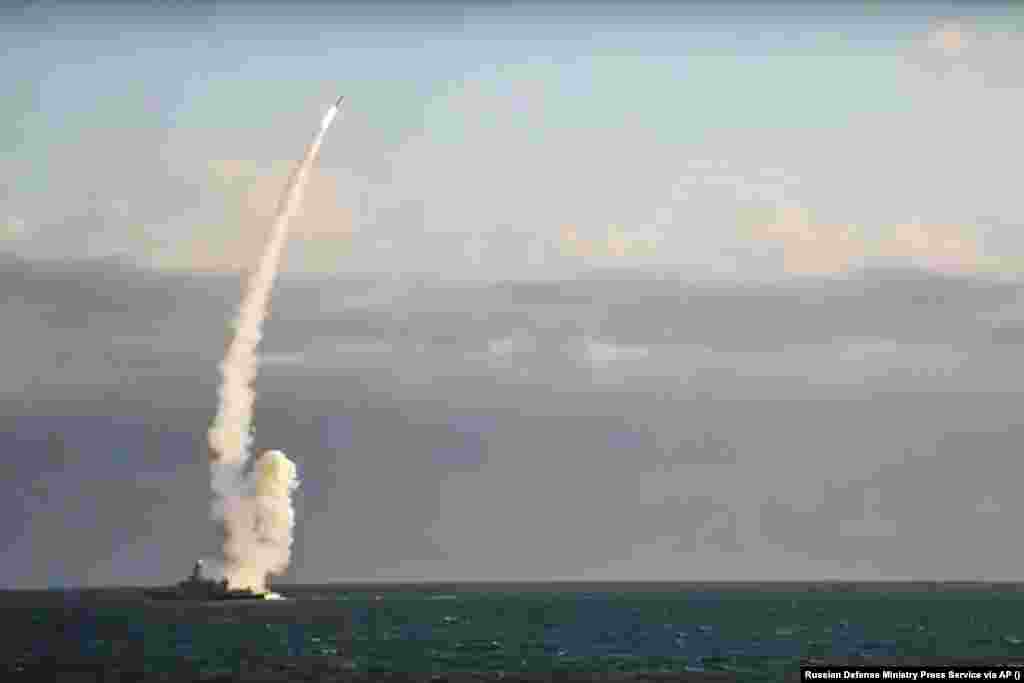 O navă de război rusă lansează o rachetă de croazieră spre o țintă din Ucraina, potrivit Ministerului rus al Apărării, care a publicat fotografia pe 31 octombrie.