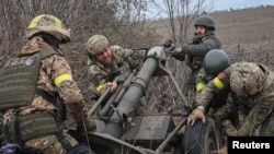 Ukrainian servicemen prepare to fire a mortar near the front line in eastern Ukraine. (file photo)