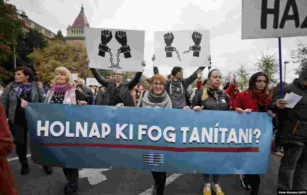 Жени държат транспарант с въпроса: &quot;Утре кой ще преподава?&quot;. От началото на учебната 2022 г. учители и ученици проведоха демонстрации в Будапеща и на други места, за да покажат подкрепа за учители, уволнени заради участие в предишни протести.