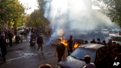 Na ovoj fotografiji koju je snimila osoba koja nije zaposlena u Associated Pressu i koju je dobio AP izvan Irana, Iranci protestiraju zbog smrti 22-godišnje Mahse Amini nakon što ju je pritvorila policija morala prošlog mjeseca, u Teheranu, oktobar 27. 2022. 