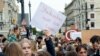 Diákok tüntetnek a kirúgott tanárokért a budapesti Margit hídon 2022. október 5-én