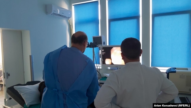 Doktorët duke ekzaminuar një pacient në Klinikën e Gastroenterologjisë me Hepatologji në Prishtinë.