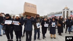 Demonstrators protest against a controversial border demarcation deal with Uzbekistan that critics say could see Bishkek hand over control of the key Kempir-Abad water reservoir.