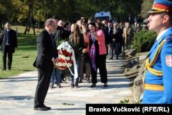 Christian Schmidt, visoki predstavnik međunarodne zajednice za BiH, odaje počast žrtvama.