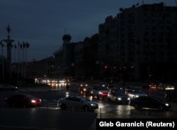 O imagine nocturnă cu orașul Kiev, lipsit de electricitate după ce infrastructura energetică a capitalei Ucrainei a fost ținta unui atac rusesc, 24 octombrie 2022.