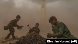 سه کودک کارگر در افغانستان - عکس از آرشیف
