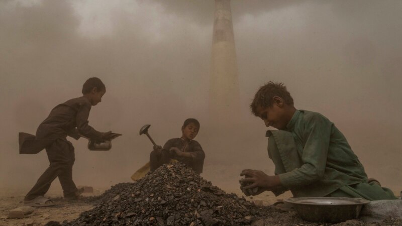 سیف د چلډرن: د افغان ښځو په کار بندیز به ماشومان بیا کار کولو ته اړ کړي