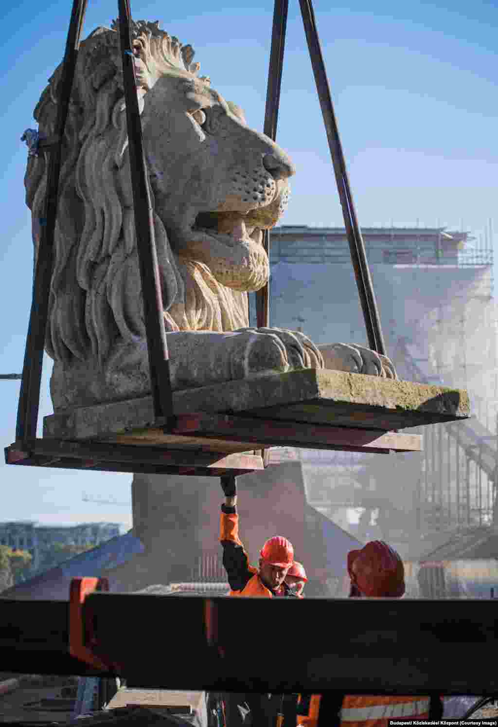 This photo and several other images released on October 18 on the Facebook page of BKK -- the Budapest Transport Center -- showed the piece-by-piece return of historic stone lions to their plinths at the four corners of Budapest&rsquo;s Szechenyi Chain Bridge. &nbsp;