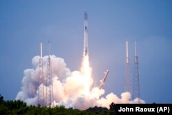 Ракета SpaceX Falcon 9 с полезной нагрузкой из спутников Starlink для создания высокоскоростной интернет-группировки на низкой околоземной орбите стартует с мыса Канаверал, штат Флорида, 17 июля 2022 года