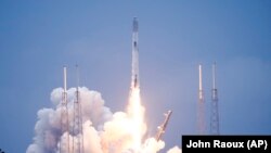 Starlink-műholdakat szállító Falcon 9 rakéta kilövése a floridai Cape Canaveralben 2022. július 17-én