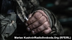 Сили оборони України уже майже рік стримують наступ Росії на сході. Фото: піхота під час перекуру під Бахмутом