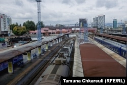 Un tren oprit în gară, la Kiev.