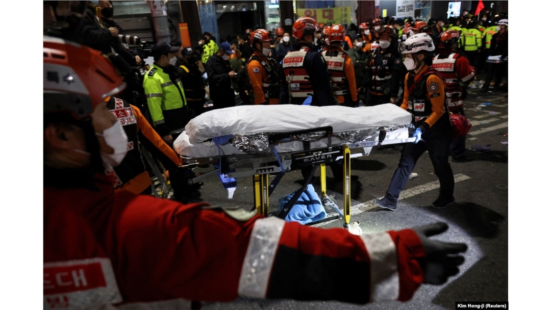 Echipele de salvatori au intervenit în busculada din Seul, Coreea de Sud, dar mulți tineri au murit la petrecerea de Halloween. REUTERS/Kim Hong-ji
