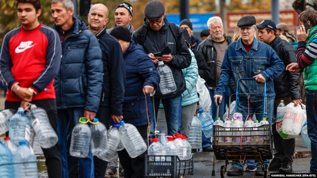 Din luna aprilie, locuitorii din Nicolaev nu mai au acces la apă potabilă. Ei trebuie să stea zilnic la rând, cu bidoane goale, pentru a primit apă curată. 