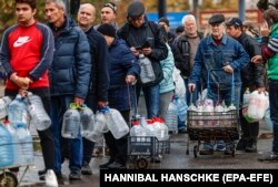 Жители Николаева стоят в очереди за водой после обстрелов города российскими войсками