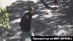 Кадърът от охранителна камера, заснет в деня на убийството в Борисовата градина и разпространен впоследствие от МВР.