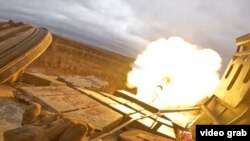 A képen egy ukrán tank lövi az orosz állásokat