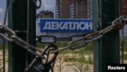 Закрытый магазин спортивных товаров Decathlon в Мытищах, июнь 2022 года.