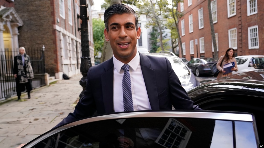 Rishi Sunak, 42 de ani, născut și crescut în Marea Britanie, instruit la cele mai înalte școli, este fiu al unor emigranți indieni punjabi. 