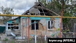 Зруйнований від мінометних та артилерійських обстрілів будинок у с. Князівка на Херсонщині
