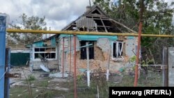 Зруйнований від мінометних та артилерійських обстрілів будинок у селі Князівка