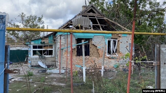 Зруйнований від мінометних та артилерійських обстрілів будинок у селі Князівка
