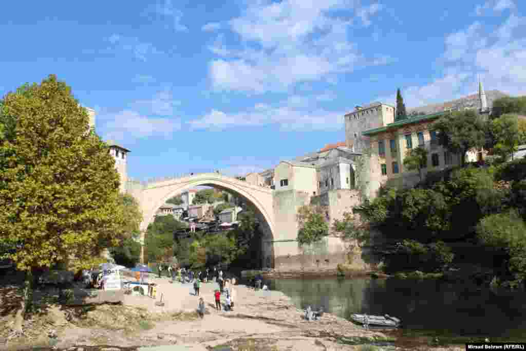 Organizatori su poručili da je mostarski Ples prijateljstva održan na platou ispod Starog mosta, kao &quot;simbola mira&quot;, koji bi trebao spajati &quot;dvije obale grada Mostara&quot;.