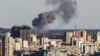 Füst száll fel Kijev szélén az orosz erők rakétatámadása alatt, miközben folytatódik az Ukrajna elleni orosz invázió 2022. október 31-én