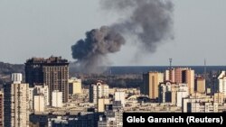 Füst száll fel Kijev szélén az orosz erők rakétatámadása alatt, miközben folytatódik az Ukrajna elleni orosz invázió 2022. október 31-én