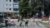 Pešaci hrane golubove na mostu na reci Ibar u Mitrovici, septembar 2022.