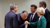 Orbán Viktor egy korábbi képen kezet csókol Ursula von der Leyennek, a bizottság elnökének. Ma azt kérdezi, tőle hogy hol a pénz