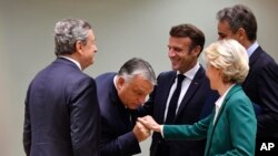Orbán Viktor miniszterelnök kezet csókol Ursula von der Leyen bizottsági elnöknek 2022. október 21-én