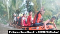 Filipinska obalna straža evakuiše stanovništvo iz poplavljenih kuća u provinciji Sultan Kudarat, 28. oktobar 2022. 