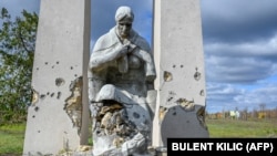 Поврежденный памятник в деревне в Херсонской области Украины, 31 октября 2022 года