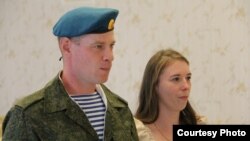 Антон и Мария Пинежанинови се женят във военна част в Ленинградска област, след като мъжът е мобилизиран.